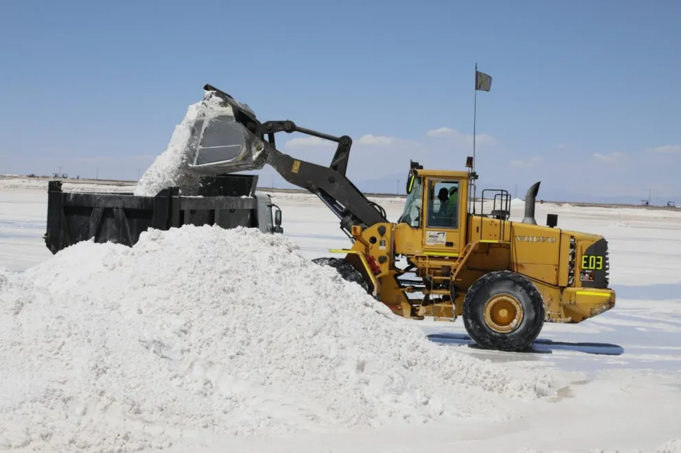 Una maquinaria opera en el salar. Foto: ABI