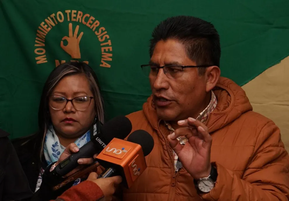 Félix Patzi, líder de MTS, declara a los priodistas. Foto: APG