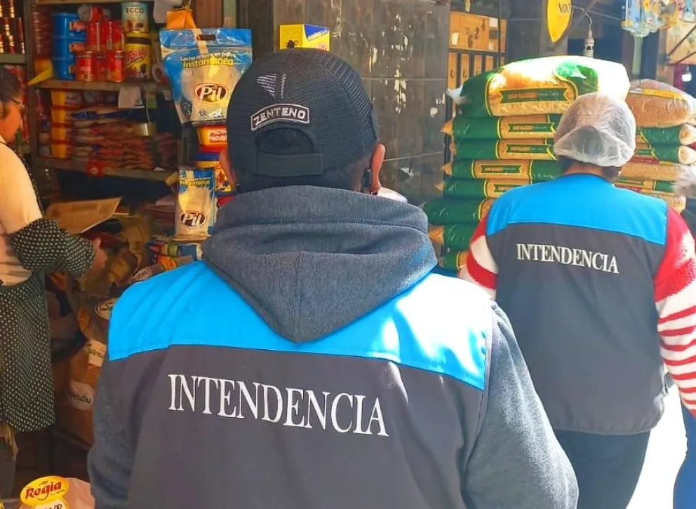 Personal de la Intendencia Municipal en un mercado de La Paz. Foto: AMUN