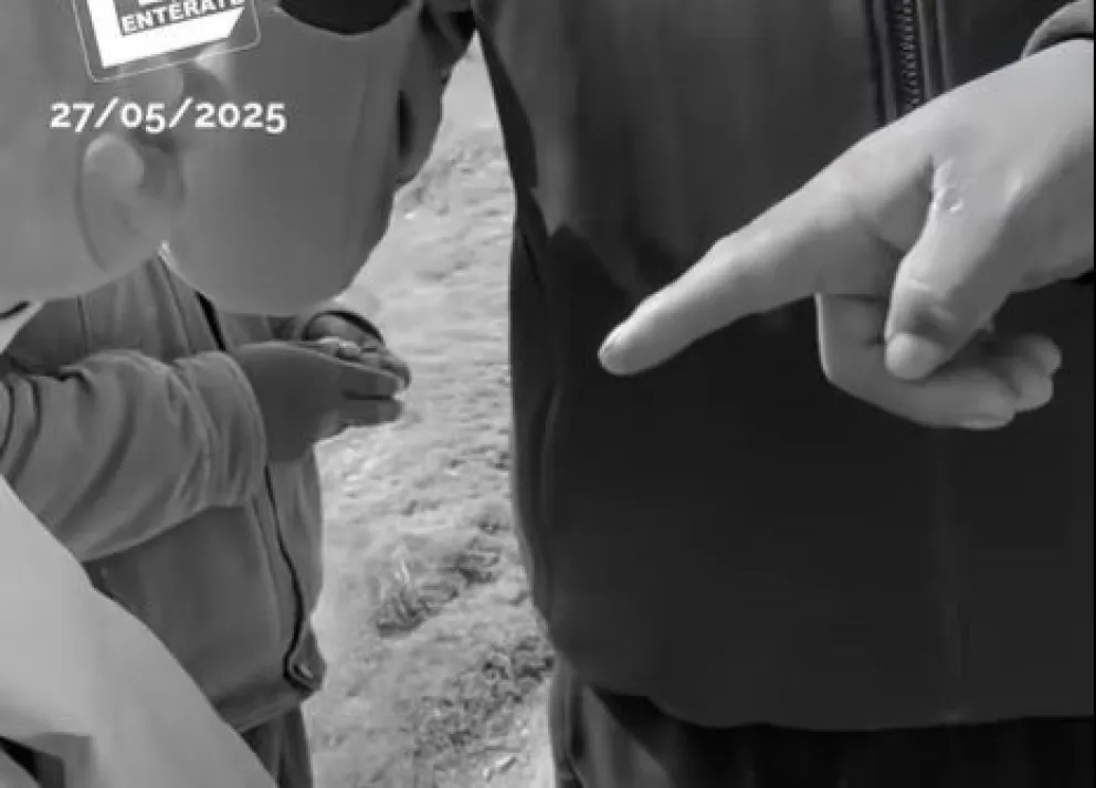 Momento en que se produce al agresión al equipo de prensa. Foto: Captura de video 