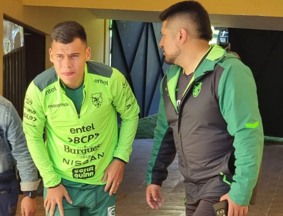 Moisés Villarroel (izq.) en el entrenamiento de este miércoles en Achumani. Arturo Orgaz, de la FBF, aparece a su lado. Foto: Marcelo Avendaño 