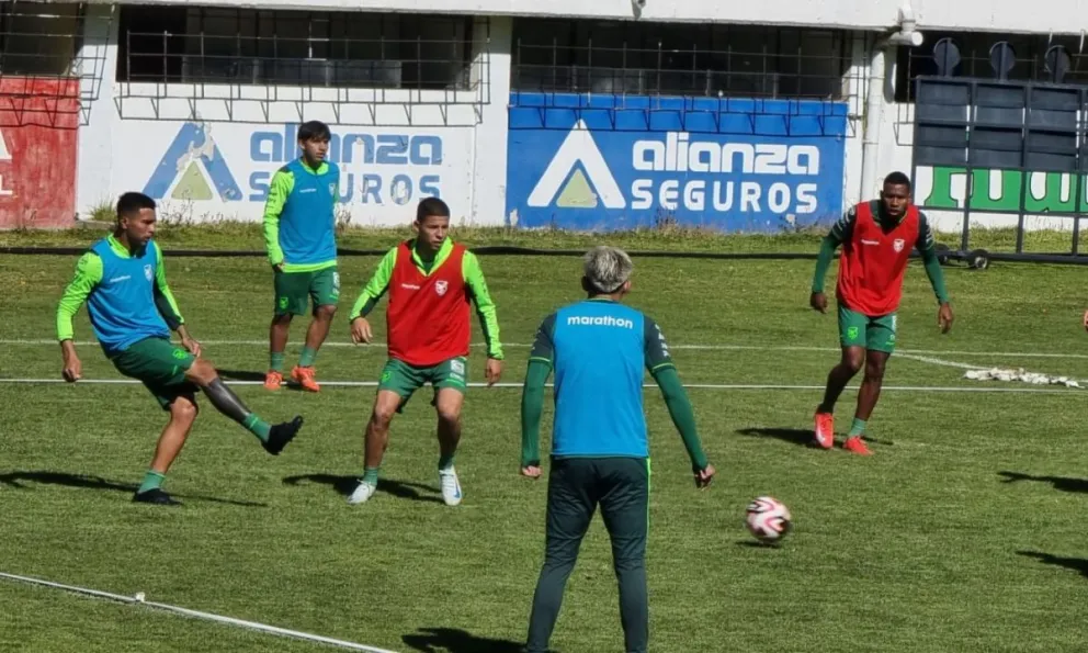 La sesión de fútbol a espacio reducido que hubo en la cancha del Tigre. Foto: Marcelo Avendaño.