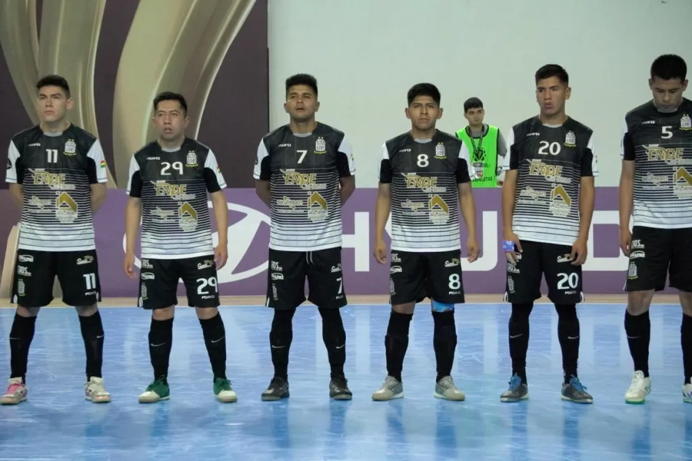 Jugadores del club orureño previo a un partido en Luque. Foto: Fantasmas Morales Moralitos.