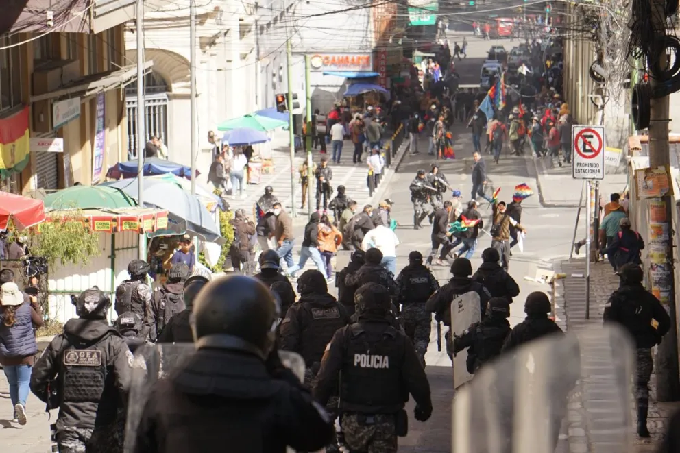 Uno de los manifestantes este miércoles en el centro de La Paz. Fotos: APG