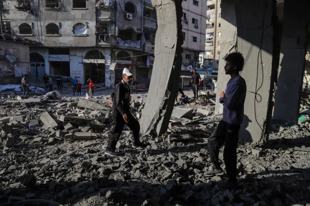 Palestinos inspeccionan un edificio destruido tras un ataque aéreo israelí. Foto: EFE