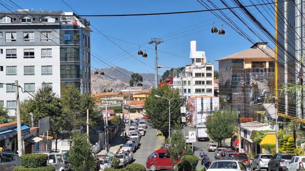 Las filas para cargar gasolina en la estación de servicio Tupaj Katari. Foto: M Belmonte