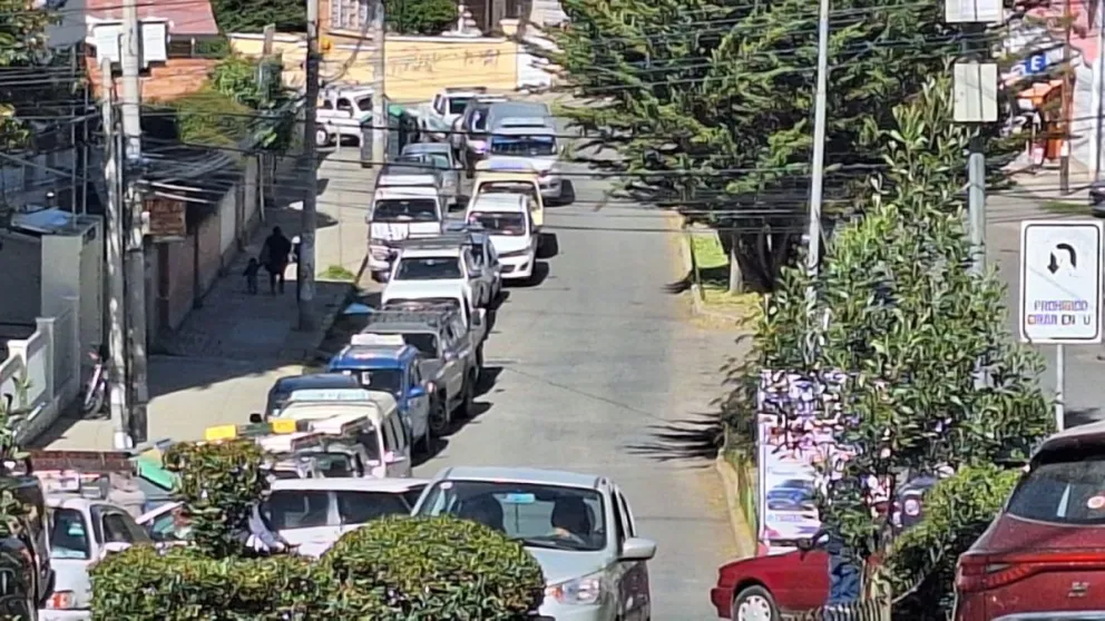 Filas para cargar gasolina en la estación Tupaj Katari desde el lunes. foto. M Belmonte 