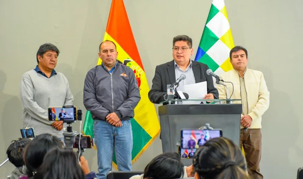 El ministro de Economía, Marcelo Montenegro, junto a ejecutivos de Cadeco La Paz, explica los alcances del nuevo Decreto. Foto MEF