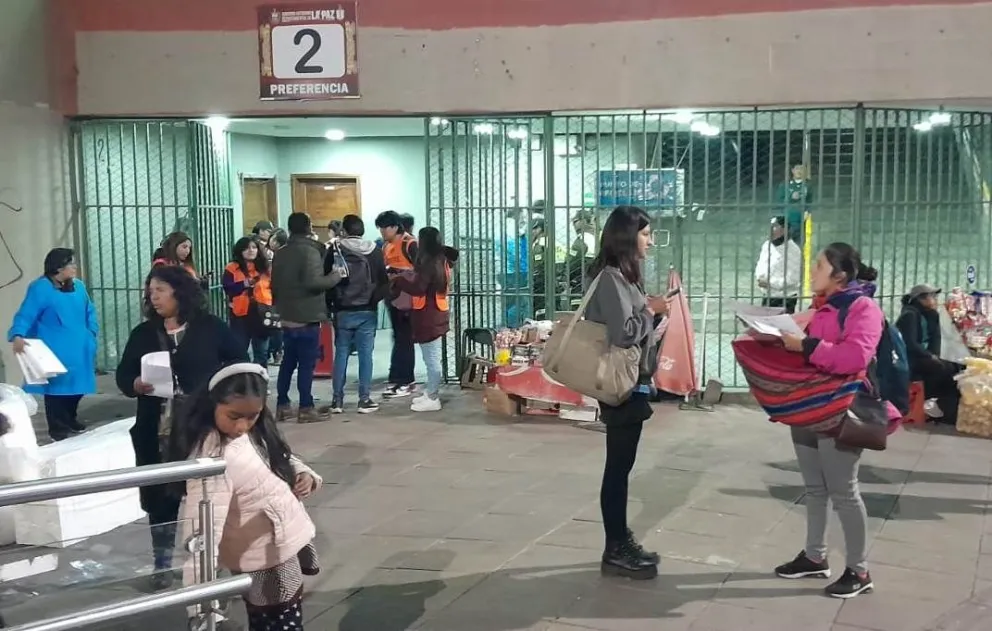 Poca gente en una de las puertas de acceso a la tribuna de preferencia. Foto: MMG