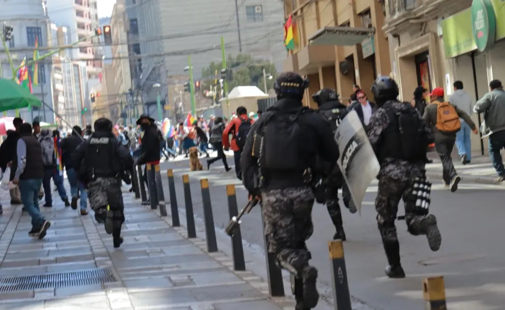 Enfrentamientos entre efectivos policiales y los grupos movilizados.  Fotos: APG