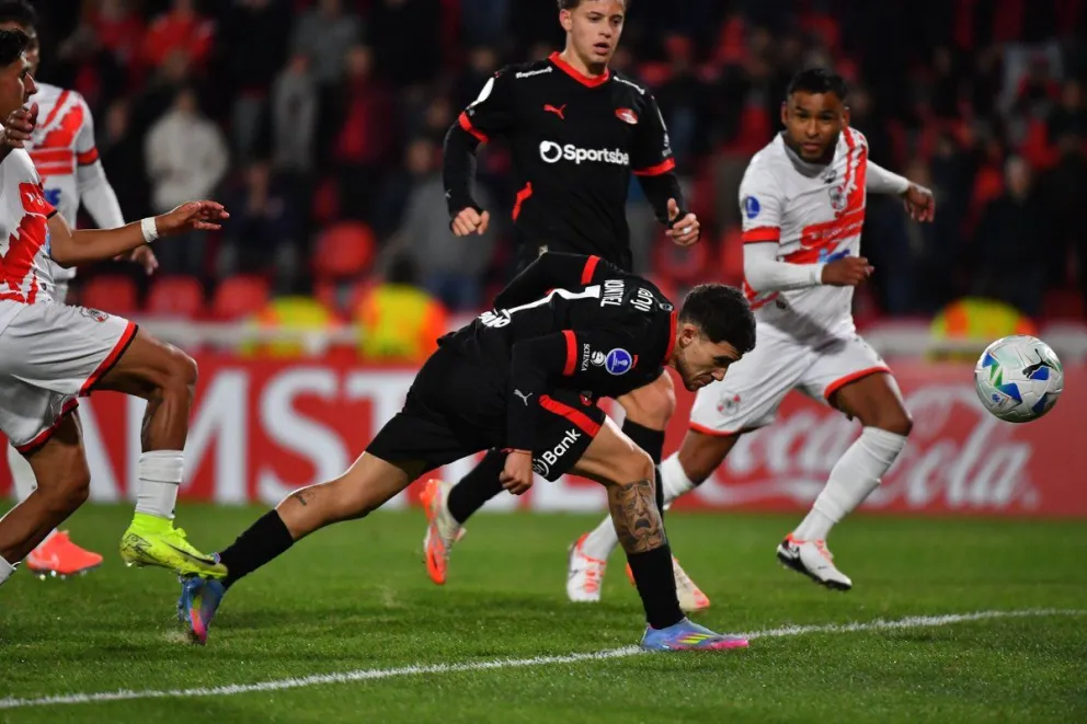 Santiago Montiel convierte de cabeza el primer gol de Independiente, después de fallar un tiro penal. Foto: Conmebol