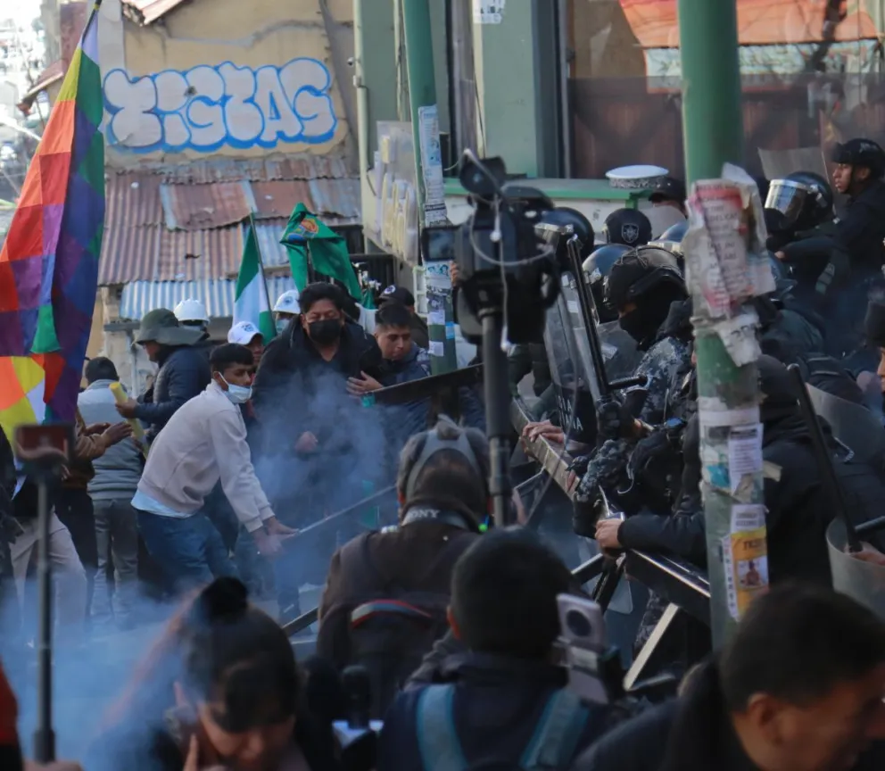 Movilizados, policías y periodistas cerca la plaza Murillo.    Foto: APG 