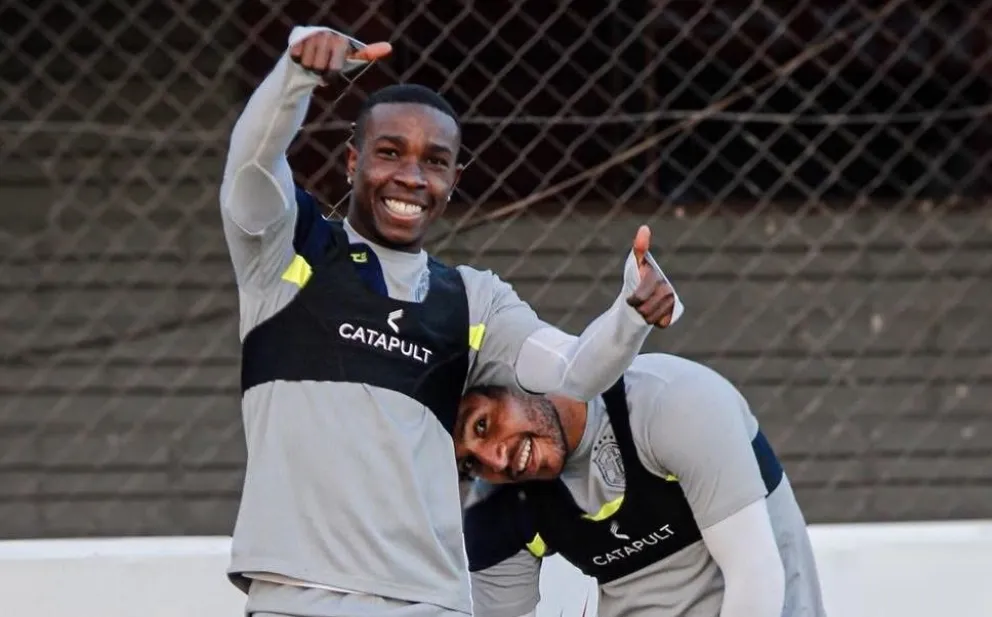 Jugadores del cuadro boliviano optimistas antes del partido en Asunción. Foto: Club San Antonio. 