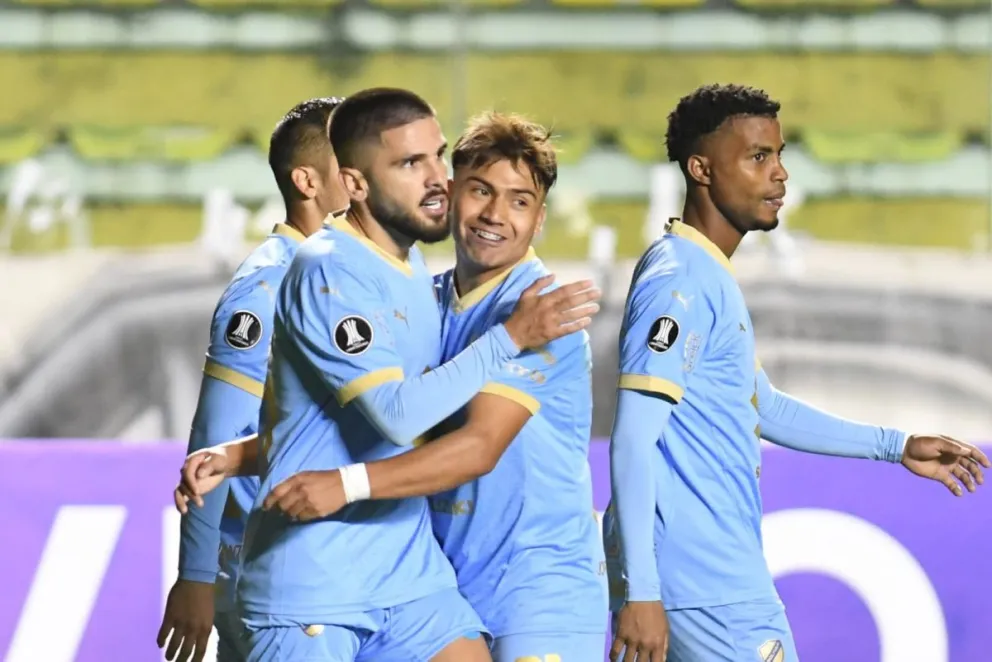 Melgar (izq.) celebra su tanto con Velásquez. Foto: Agencia Marka Registrada.