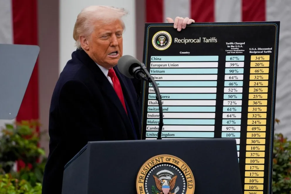 Trump el pasado 2 de abril, cuando mostró una tabla con aranceles aplicables a socios comerciales de su país. Foto: EFE