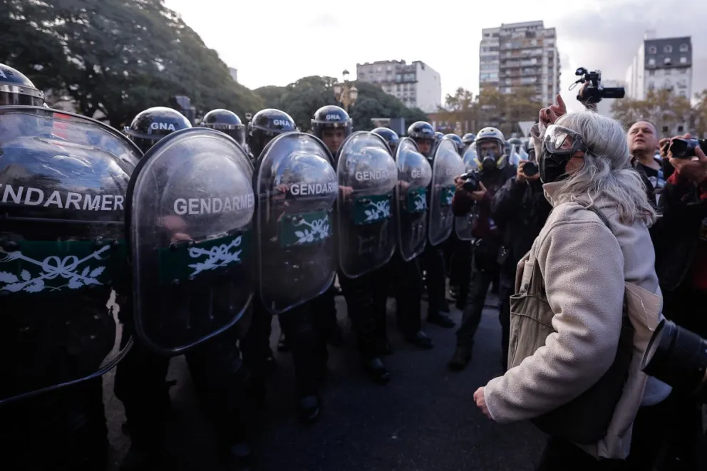 Una mujer participa en una marcha este miércoles, frente al Congreso en Buenos Aires. Foto: EFE