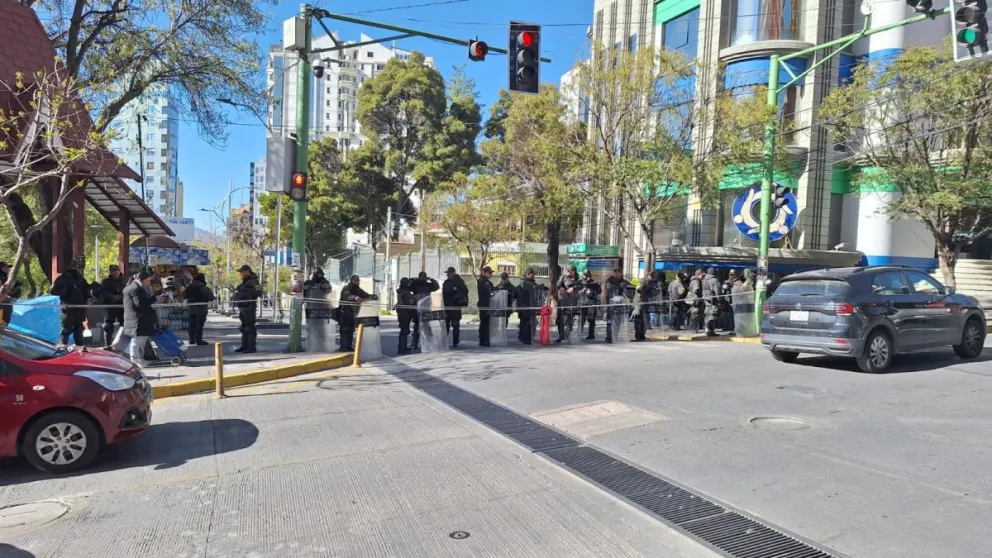 Policías este jueves en una de las cuadras de la plaza Abaroa. Fotos: Visión 360