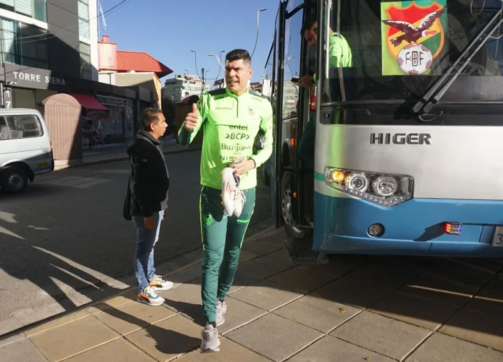 Lampe llega al Siles para el entrenamiento de la Verde. Foto: APG.