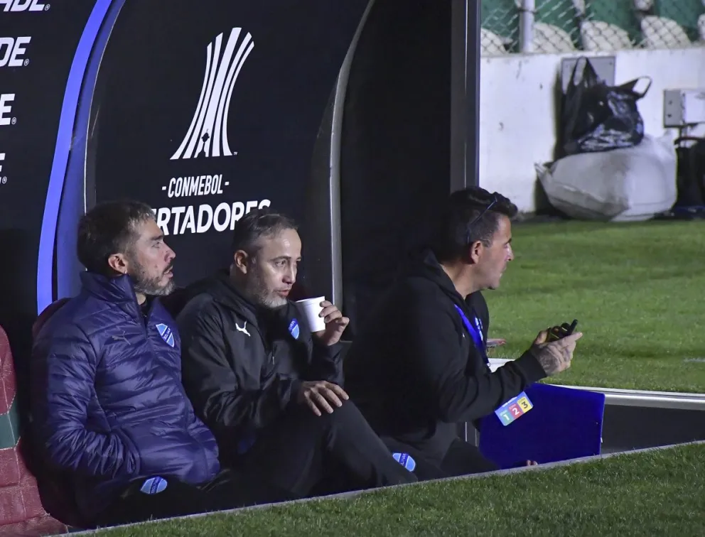 Robatto (centro) durante el partido con Cerro Porteño. Foto: APG.