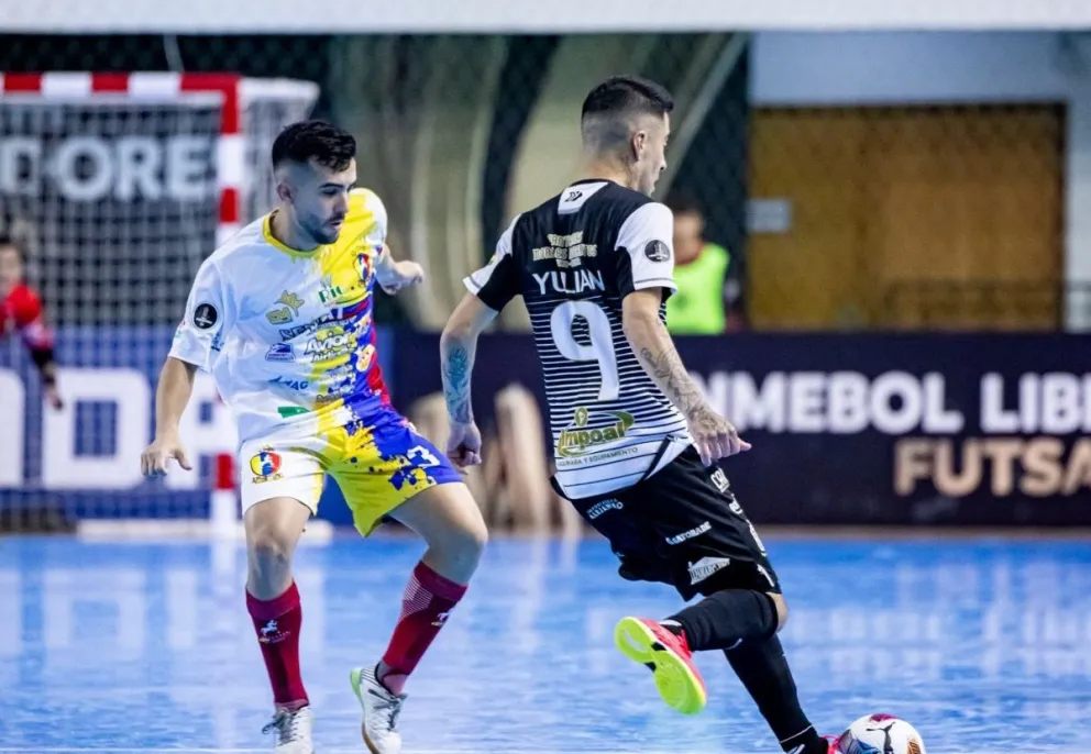 Incidencia del partido entre Fantasmas (de negro) y Centauros. Foto: Conmebol.