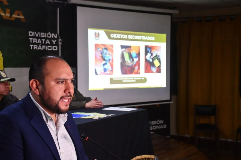 El ministro de Gobierno, Roberto Ríos, en conferencia de prensa. Foto: APG