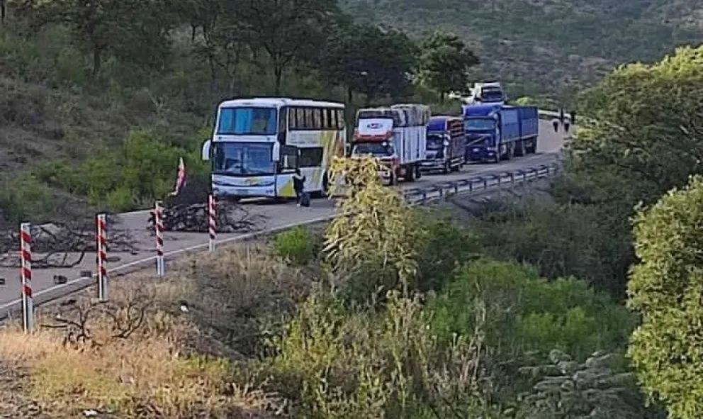 Un bloqueo este viernes en la vía que une Sucre con Potosí. Foto: Periódico Hoy Bolivia