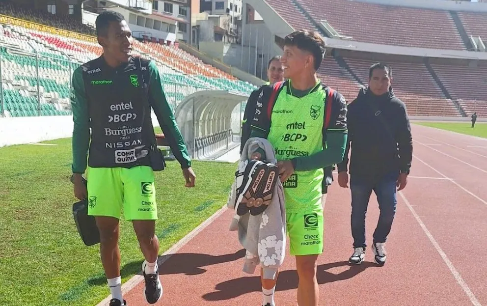 Lucas Chávez, a la derecha, conversa con Diego Medina al final del entrenamiento. Foto JA