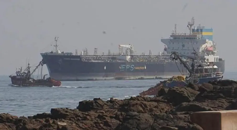 UN buque con combustible en el puerto de Arica. Foto: RRSS