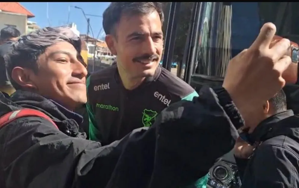 Guillermo Viscarra (der.) atiende el pedido de un aficionado para una fotografía. Foto: Jorge Asturizaga.