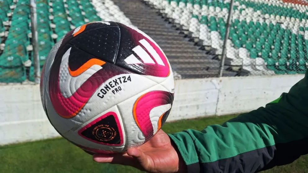 La Verde empezó a trabaja con la pelota que será utilizada en el partido contra Venezuela en Maturín. Foto: Jorge Asturizaga