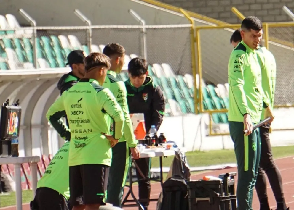 En la mesa, los suplementos y bebidas hidratantes preparados por los nutricionistas para los jugadores. Foto: APG.
