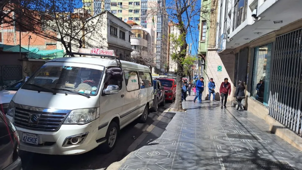 Hay más vehículos circulando en Bolivia y filas por la escasez de carburantes. Foto: M. Belmonte