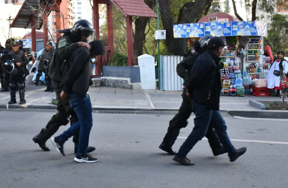 La Policía detiene a dos manifestantes, ayer, durante las protestas "evistas" en La Paz. Foto: APG