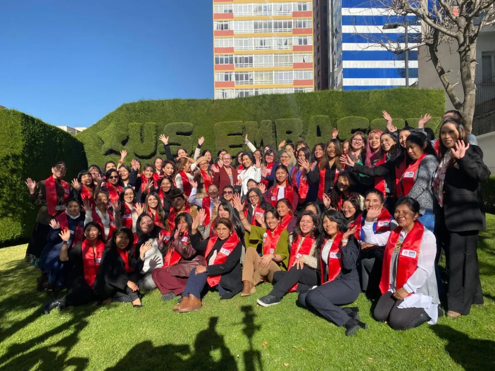 Las flamantes graduadas.   Foto: Embajada Americana 