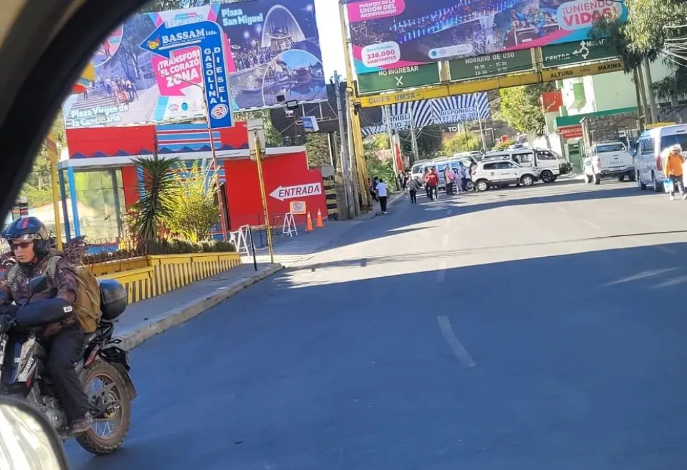 Una estación de servicio en Obrajes se quedó sin carburantes, provocando que los automóviles en fila dieran media vuelta. Foto: Gentileza
