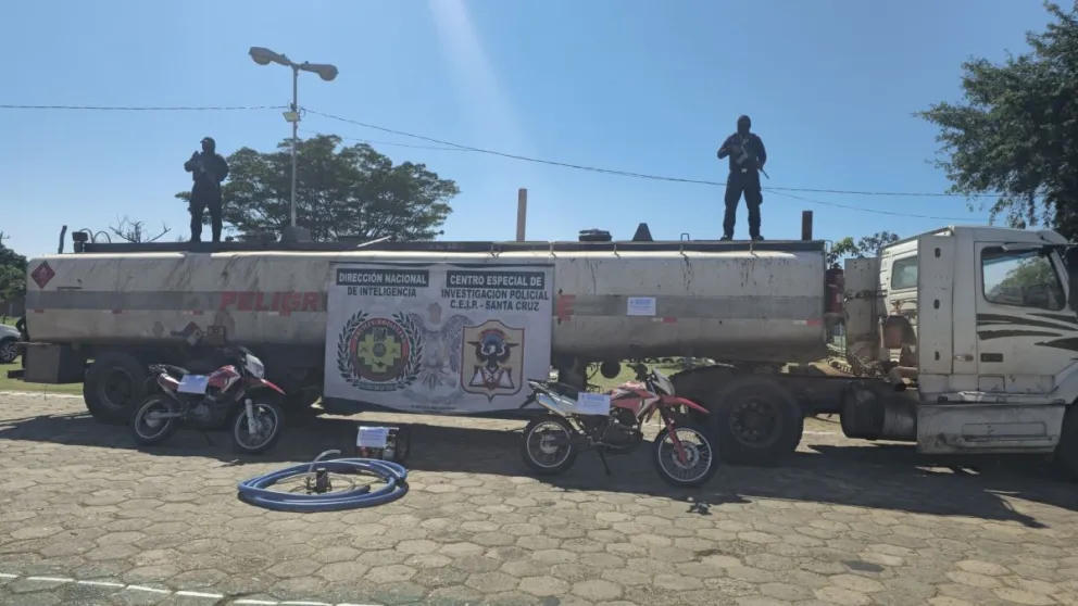El camión cisterna que fue secuestrado. Foto: Comando Departamental de la Policía de Santa Cruz