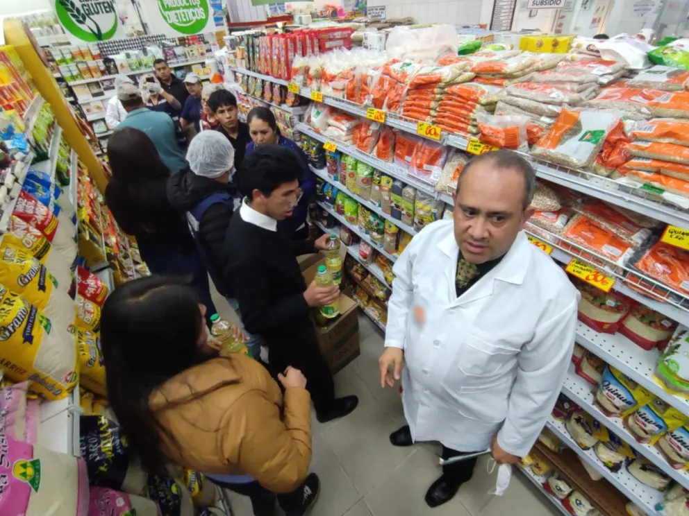 Las filas duraron poco más de media hora, antes de agotar el producto. Foto: Paulo Lizárraga A. / Visión 360