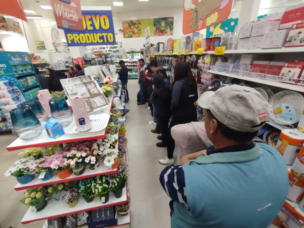 Fila para aceite en un supermercado.  FOTO: Paulo Lizárraga / Visión 360