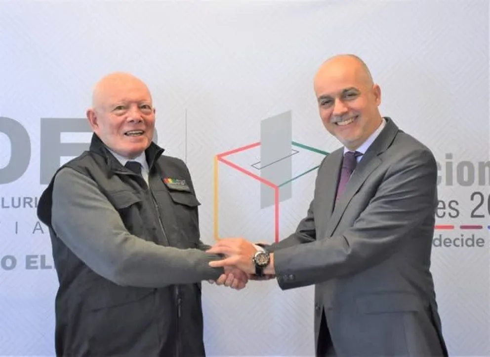 El embajador de la Unión Europea , Jaume Segura, con el presidente del TSE,  Óscar Hassenteufel. FOTO: TSE 