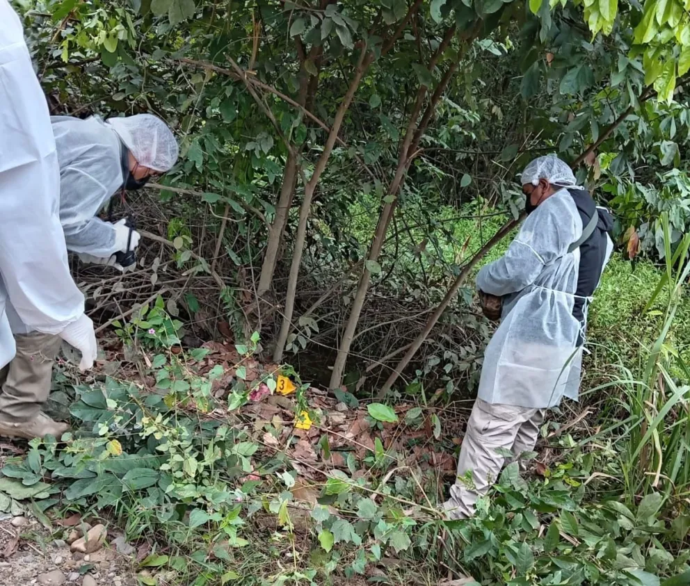 Los investigadores revisan la zona donde fue encontrado el cuerpo. FOTO: Fiscalía Departamental de Cochabamba