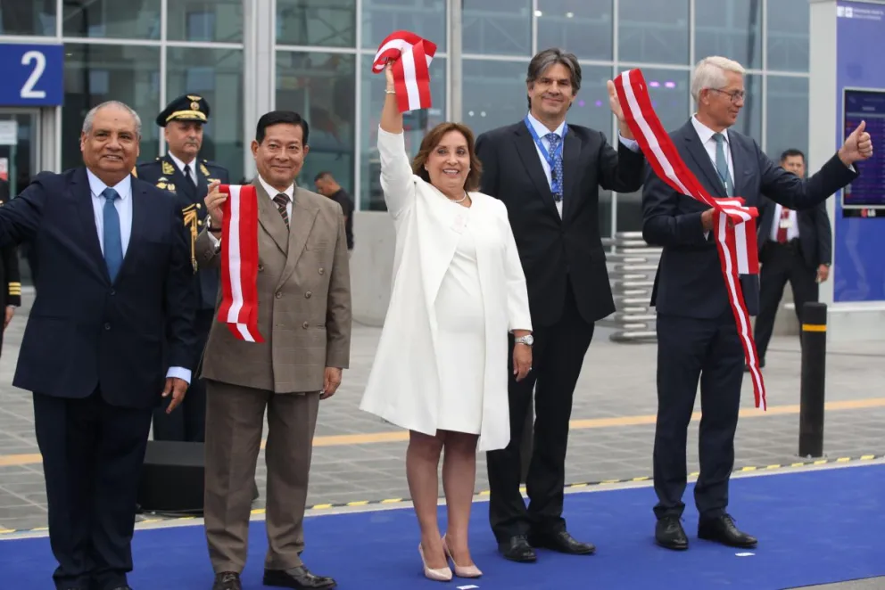 La presidenta de Perú Dina Boluarte, con autoridades de Gobierno y aeroportuarias, en el nuevo aeropuerto Jorge Chávez. Foto: EFE  