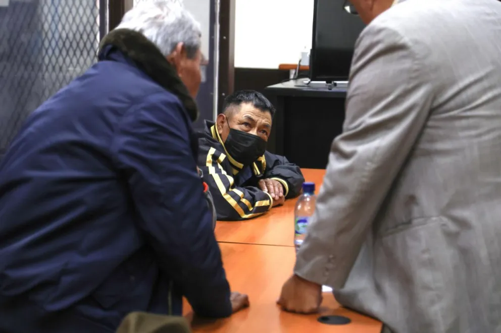 El expatrullero Felix Tum Ramírez (c) escucha la sentencia del Tribunal de Mayor Riesgo "B". Foto: EFE