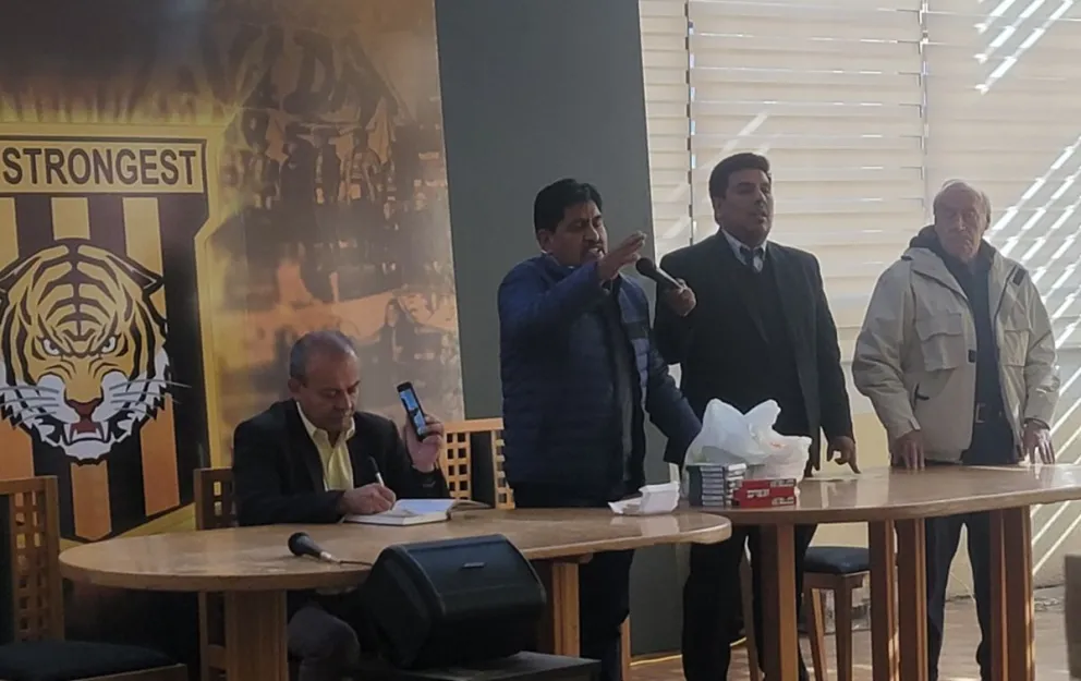 Limbert Cardozo (centro), junto a sus colaboradores, inaugura el acto eleccionario de la entidad atigrada. Foto: club The Strongest