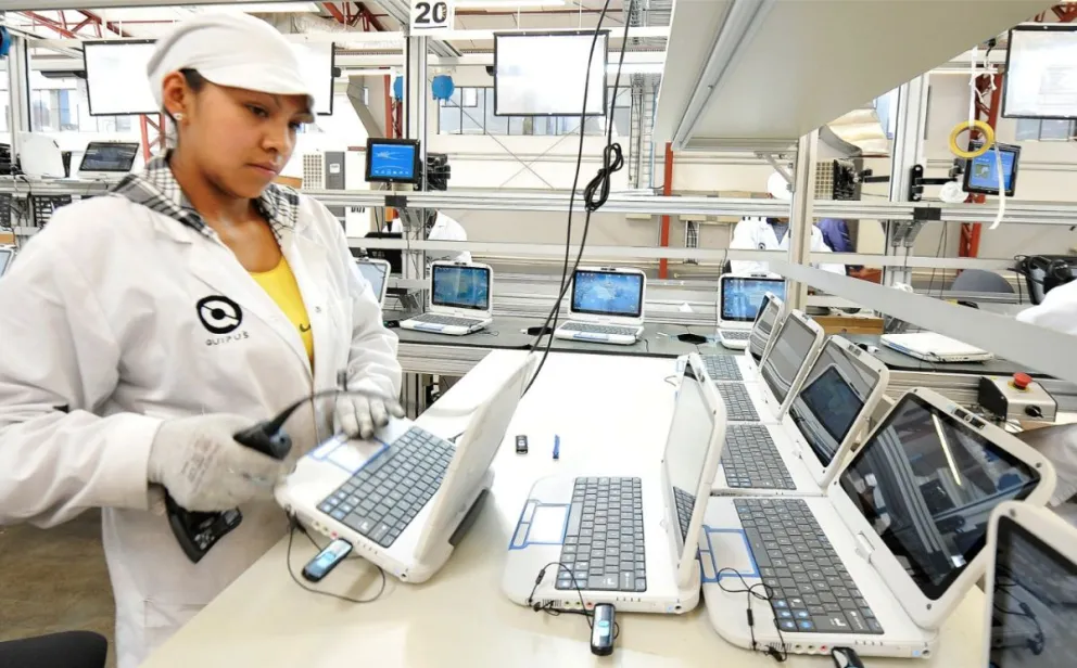 Técnicos de Quipus, empresa estatal que recibió créditos del Finpro. Foto: ABI