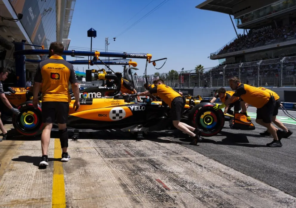 Los mecánicos de McLaren meten el auto de Piastri al garaje de la escudería. Foto: EFE