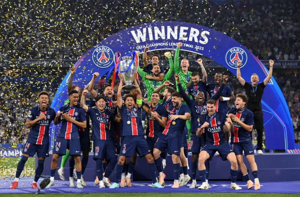 El capitán Marquinhos levanta la "Orejona" como campeón de la Champions. Foto: PSG.