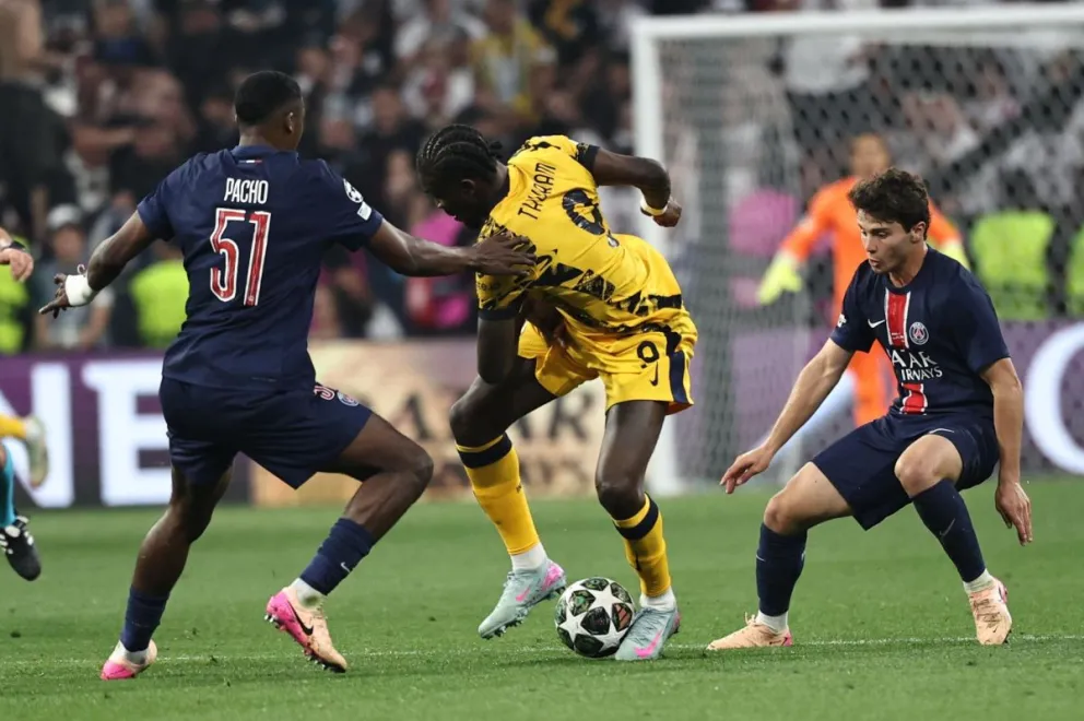 Marcus Thuram, del Inter (centro), en acción ante Willian Pacho (izq.). Foto: EFE. 