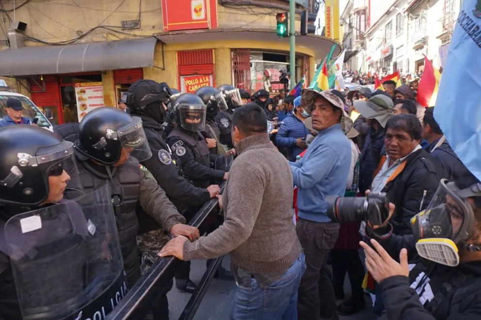 Movilizados del MAS intentan entrar a kilómetro cero, en La Paz. Foto: APG