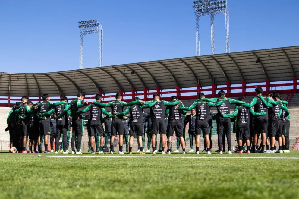 La Selección previo a su entrenamiento en el Municipal de El Alto. Foto: FBF.