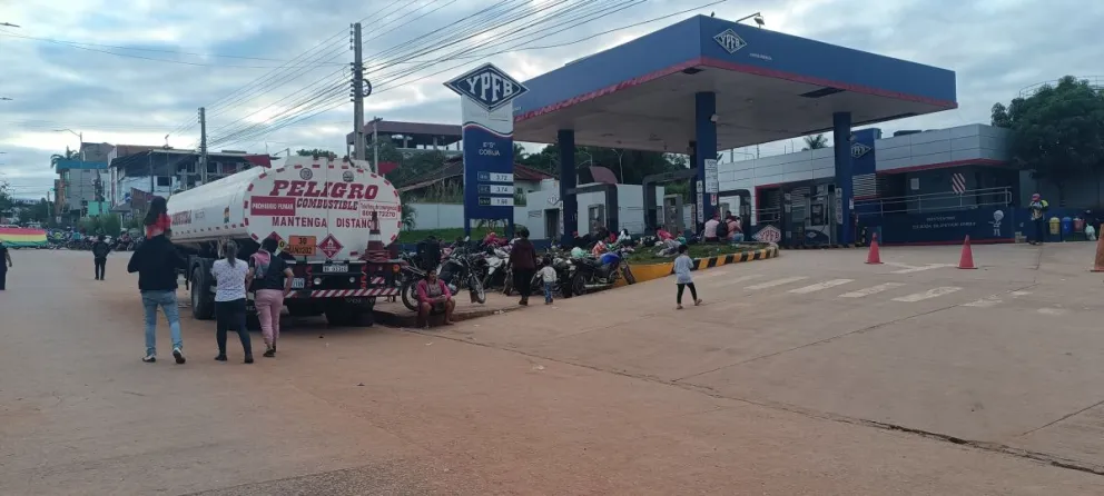 Un surtidor tomado por los campesinos. Foto: Periodismo Digital